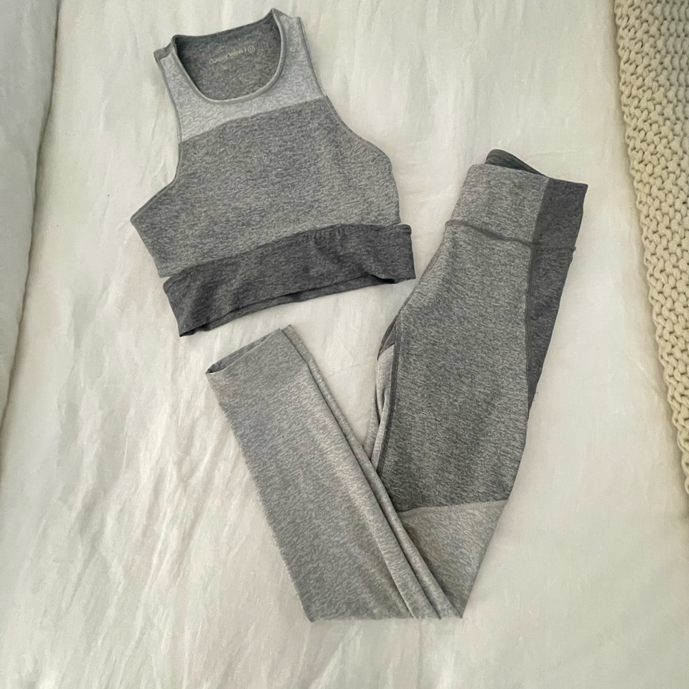 Outdoor Voices color lock pant / bra set in XS